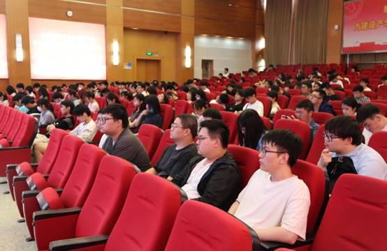 礼堂里有许多人

AI 生成的内容可能不正确。