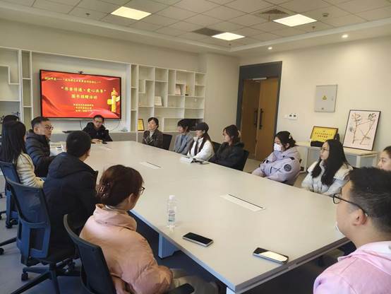 会议室里的人们

描述已自动生成