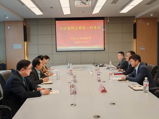 会议室里的人们

描述已自动生成