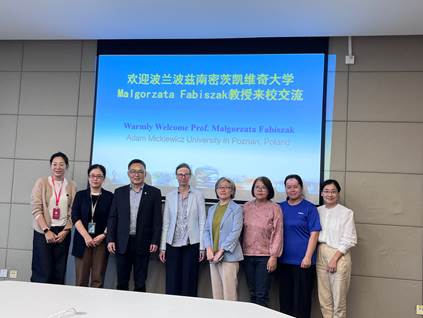 一群人站在一起  描述已自动生成