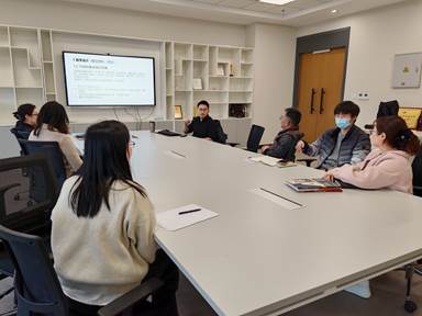 会议室里的人们  描述已自动生成