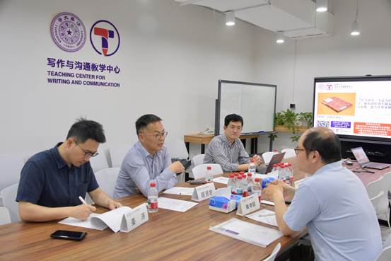 一群人坐在桌子前

AI 生成的内容可能不正确。