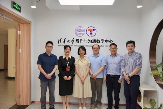 一群人站在一起合影

AI 生成的内容可能不正确。